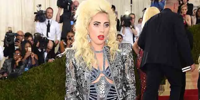 Hadiri Met Gala, Lady Gaga Ketahuan Sentuh Area Intim Kate Hudson Hadiri Met Gala, Lady Gaga Ketahuan Sentuh Area Intim Kate Hudson