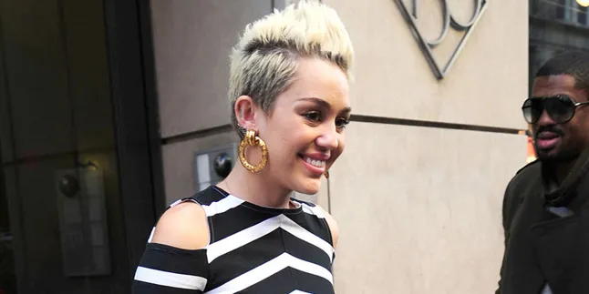 Hadiri MTV EMA 2013, Miley Cyrus Nyaris Tanpa Busana