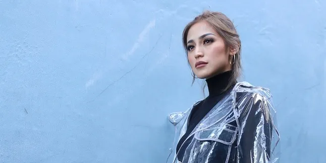 Hadiri Nikahan di Bali, Jessica Iskandar Pose Cantik di Kapel