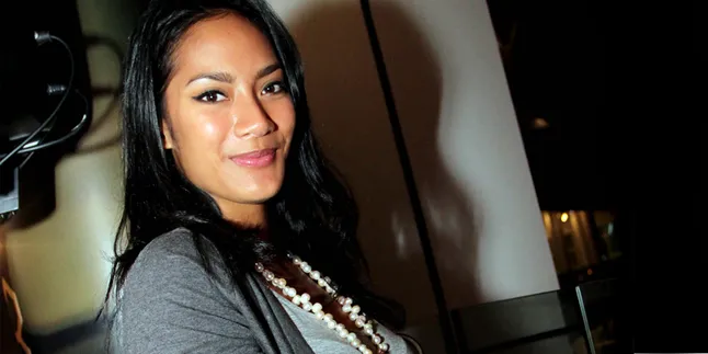 Hadiri Pameran Perhiasan, Tara Basro Pamer Belahan Dada