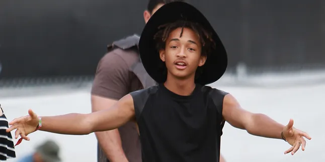 Hadiri Pesta Dansa, Jaden Smith Malah Pakai Kostum Batman Hadiri Pesta Dansa, Jaden Smith Malah Pakai Kostum Batman
