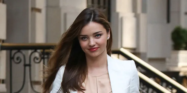 Hadiri Pesta Golden Globe, Miranda Kerr Tampil Tanpa Celana Dalam