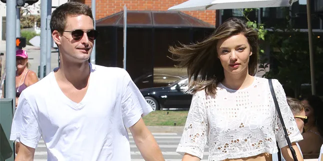 Hadiri Pesta Pernikahan Adik, Miranda Kerr 'Gandeng' Evan Spiegel