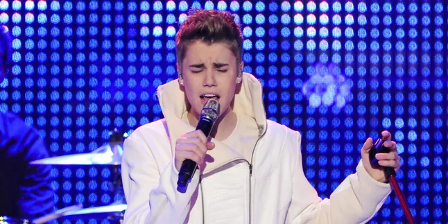 Hadiri Premier 'BELIEVE', Justin Bieber Cium Wanita Super Hot!