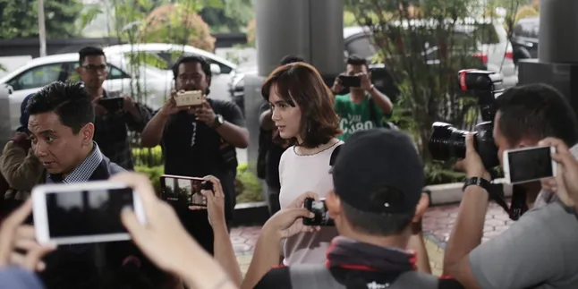 Hadiri Sidang Lanjutan Fachri Albar, Renata Kusmanto Tampil Beda