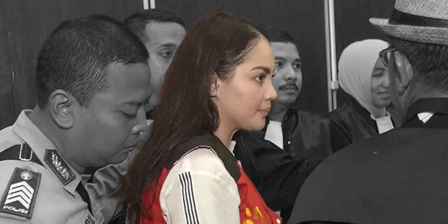 Hadiri Sidang Perdana, Penampilan Jennifer Dunn Tetap Menawan