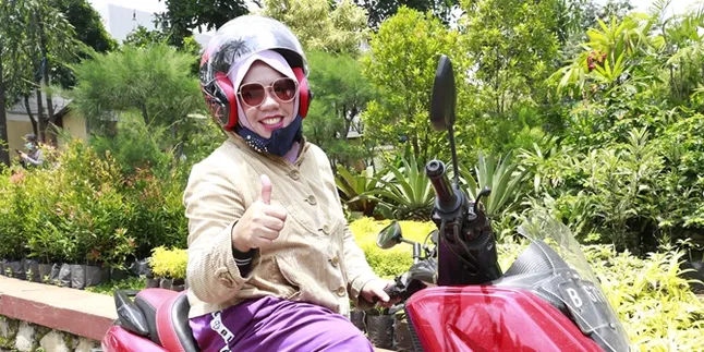 Hadiri Sidang Putusan Cerai Dirinya dan Kiwil, Rohimah Tampil Nyentrik Kendarai Motor Sendiri