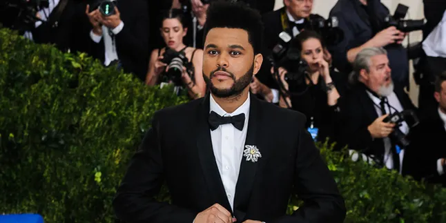 Hadiri Victoria's Secret Fashion Show 2018, The Weeknd Pose Bareng Camer