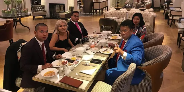 Hadiri Wisuda Putra Bungsu di London, Hotman Paris Menangis Bangga