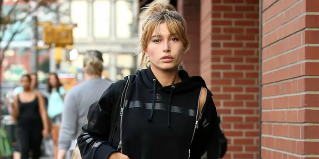 Hailey Baldwin 'Pamer' Cincin Tunangan Dari Justin Bieber di Jari Manisnya Hailey Baldwin 'Pamer' Cincin Tunangan Dari Justin Bieber di Jari Manisnya