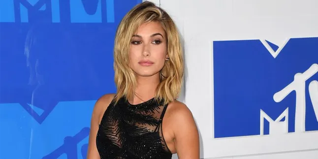 Hailey Baldwin Tertangkap Datang ke Gereja Yang Sama Dengan Justin Bieber Hailey Baldwin Tertangkap Datang ke Gereja Yang Sama Dengan Justin Bieber