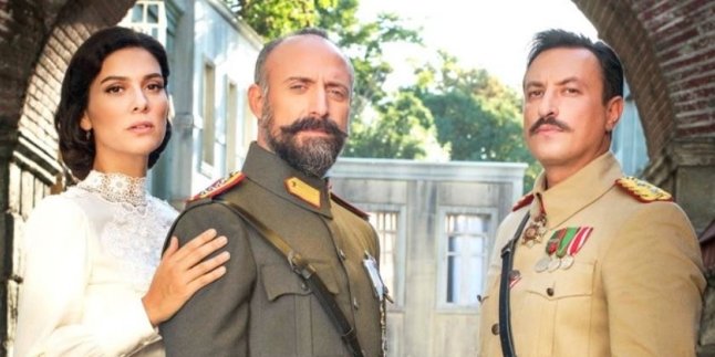 Halit Ergenc and Berguzar Korel Return to the Screen in the Series 'Cinta Azize'