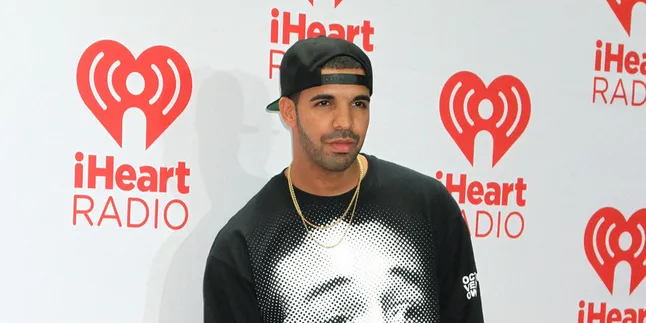 Halloween, Drake Berubah Jadi Kanye West!