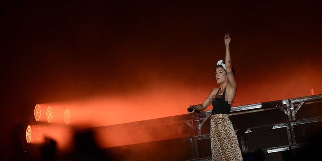 Halsey Buat Penonton ON OFF Festival Histeris, Sama-Sama Puas