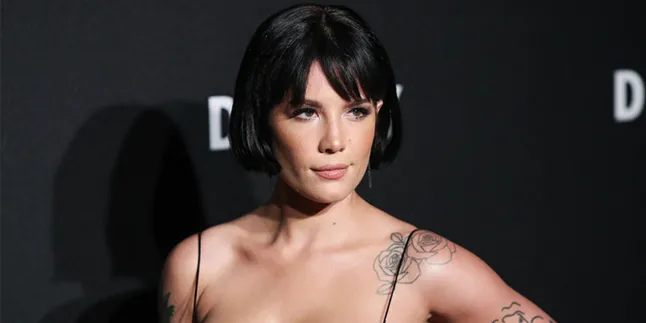 Halsey Nekat Muncul Tanpa Pakaian Dalam di Red Carpet DKNY