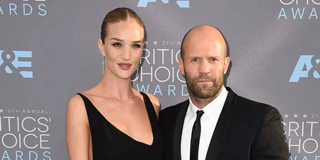Hamil Anak Jason Statham, Rosie Huntington Umumkan Lewat IG
