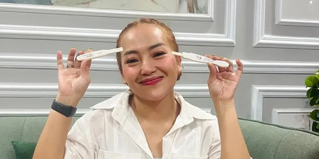 Pregnant with Twins, Mpok Alpa Suddenly Consumes Three Sticks of Ice Cream a Day