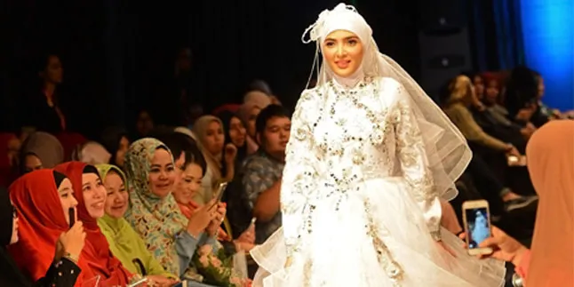 Hamil, Ashanty Nekat Pakai Heels 20 Cm & Berjalan di Atas Catwalk