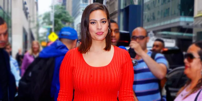 Hamil Besar, Ashley Graham Tetap Stunning Saat Pakai Dress Ketat
