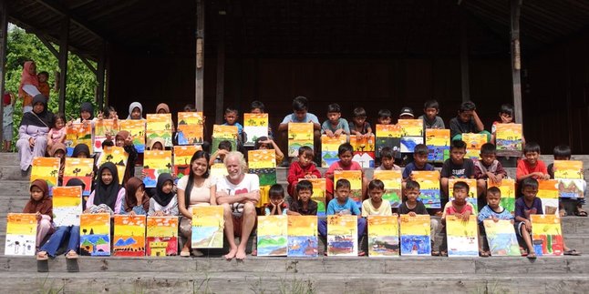 Pregnant and Still Teaching Art in Kampung Joglo