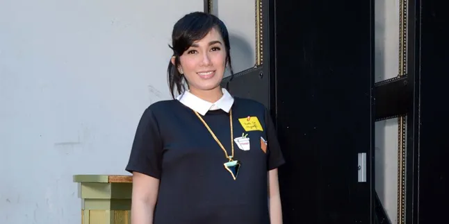 Hamil Besar, Ussy Sulistiawaty Sudah Siapkan Nama Untuk Bayinya? Hamil Besar, Ussy Sulistiawaty Sudah Siapkan Nama Untuk Bayinya?