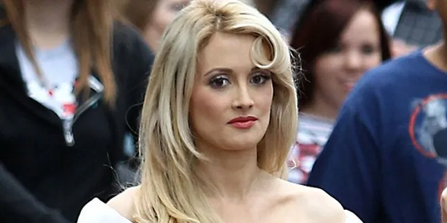 Hamil Empat Bulan, Holly Madison Pakai Korset dan Hak Tinggi