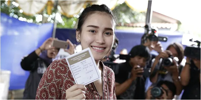 Hampir Lupa Nyoblos, Ayu Ting Ting Punya Harapan Besar untuk Cagub Jabar Hampir Lupa Nyoblos, Ayu Ting Ting Punya Harapan Besar untuk Cagub Jabar
