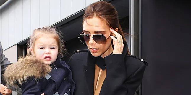 Hangout Bareng Sang Ibu, Begini Gaya Cantik Harper Beckham