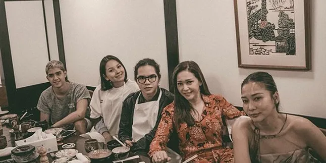 Hangout di Jepang, Maia Estianty Kembaran Baju Dengan Alyssa Daguise