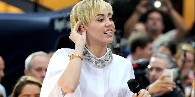 Hangus Terbakar, Ibunda; Miley Cyrus Tumbuh Besar di Bus Tour!