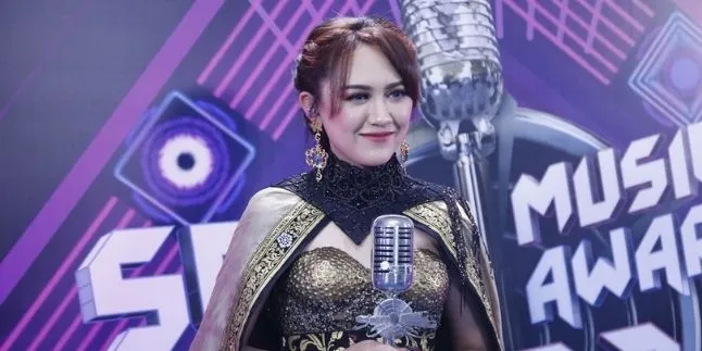 Happy Asmara Persembahkan Penghargaan SCTV Music Awards 2022 Untuk Lelaki Spesial Dalam Hidupnya Happy Asmara Persembahkan Penghargaan SCTV Music Awards 2022 Untuk Lelaki Spesial Dalam Hidupnya