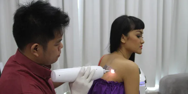 Hapus Tato, Julia Perez Tak Bisa Tidur Semalaman