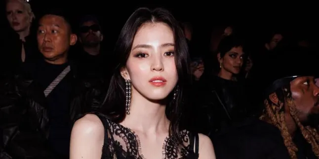 Tampil Serba Hitam di Paris Fashion Week 2023, Ini Harga Outfit Han So Hee