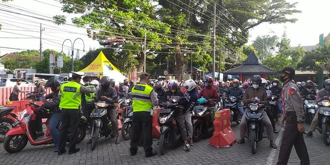 Working Days, Vehicle Inspections Cause Traffic Jams in Malang