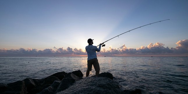 Good Day to Buy Fishing Rods According to Javanese Primbon, Also Know the Best Time and Direction for Fishing to Be Lucky