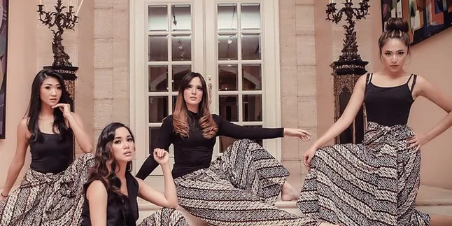 Hari Batik Nasional, Marshanda Pemotretan Bareng Nia Ramadhani di Girlsquad Hari Batik Nasional, Marshanda Pemotretan Bareng Nia Ramadhani di Girlsquad