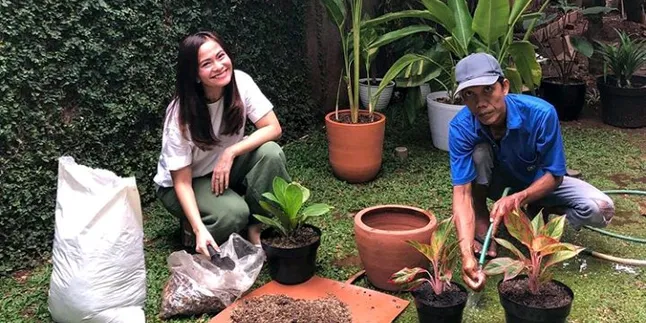 Hari-harinya Ersa Mayori, Akrab Banget Sama Tukang Kebun