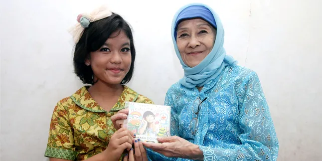 Hari Ibu, Penyanyi Cilik Cyelliaa Saputra Jenguk Laila Sari