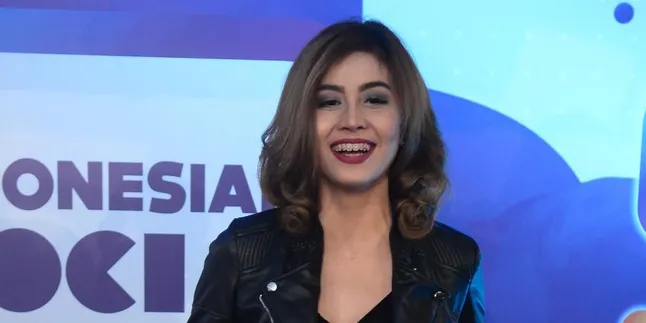 Hari Ini Oka Ultah, Awkarin Beri Kado Yasin - Al Fatihah & Bunga