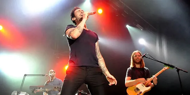 Hari Kedua Konser Maroon 5, Ratusan Payung Berjejal di Pintu Masuk