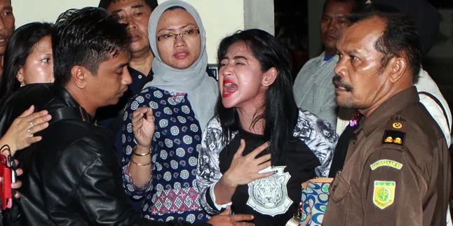 Hari Pertama di Penjara, Dewi Perssik Sakit Panas Hari Pertama di Penjara, Dewi Perssik Sakit Panas