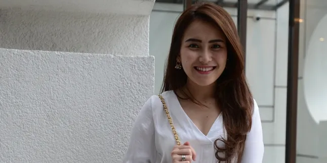 Hari Raya Idul Adha, Ayu Ting Ting Ikut Menguliti Hewan Kurban