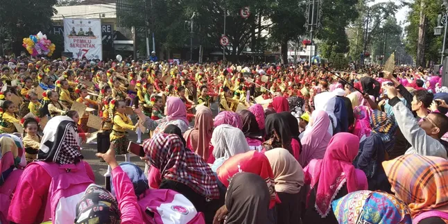 Hari Tari Sedunia, Ribuan Penari Bikin Meriah CFD di Bandung