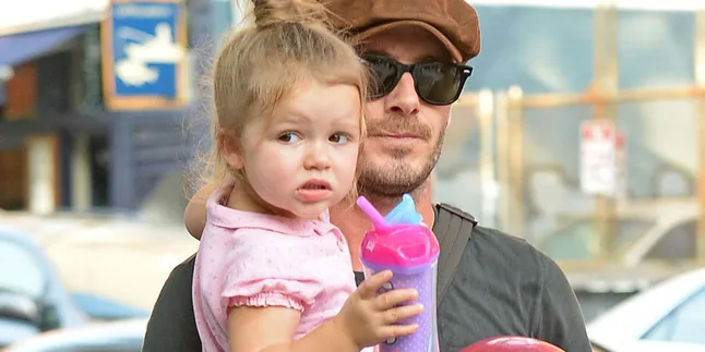 Harper Seven Beckham Ternyata Juga Jago Main Bola!