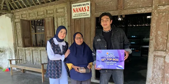 Harris Vriza dan Cut Syifa Bagikan Set Top Box ke Warga Yogyakarta dalam Program 'Jumpa Artis SCTV' Harris Vriza dan Cut Syifa Bagikan Set Top Box ke Warga Yogyakarta dalam Program 'Jumpa Artis SCTV'