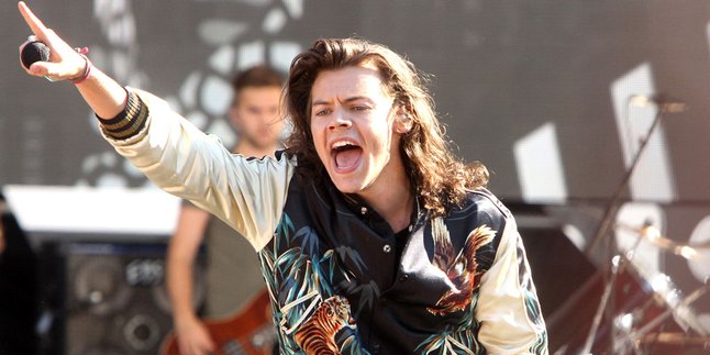 Harry Styles Dilaporkan Terlihat Keluar Dari Studio Rekaman!