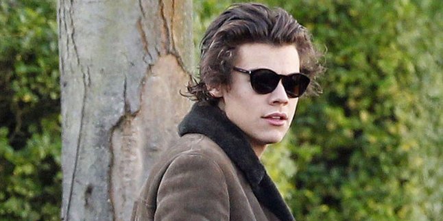 Ups, Harry Styles Ketahuan Pakai Celana Jeans Perempuan?