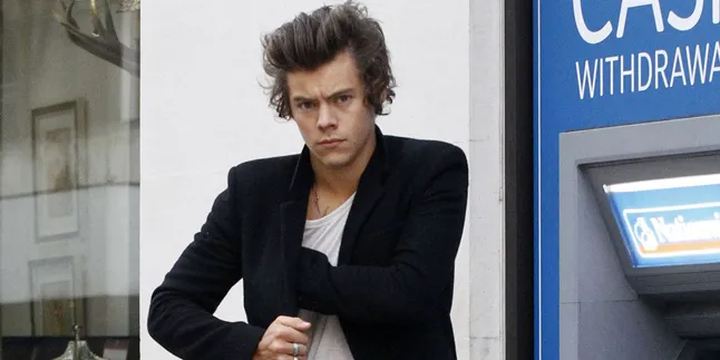 Harry Styles Nonton Cara Delevingne Fashion Show
