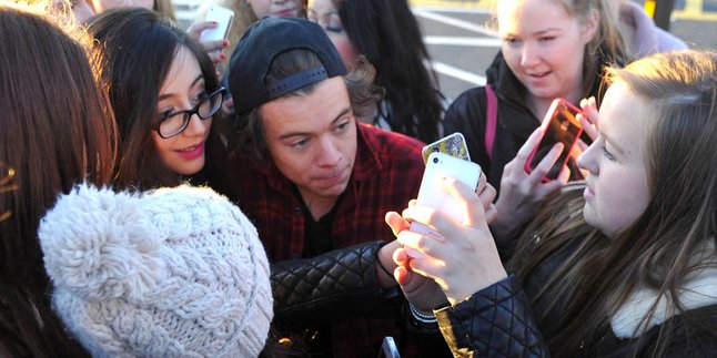 Harry Styles 'One Direction' Pernah Diserbu 700 Gadis!