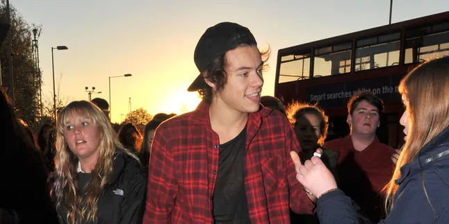 Harry Styles Pelorotkan Celana, One Direction 'Diburu' Polisi